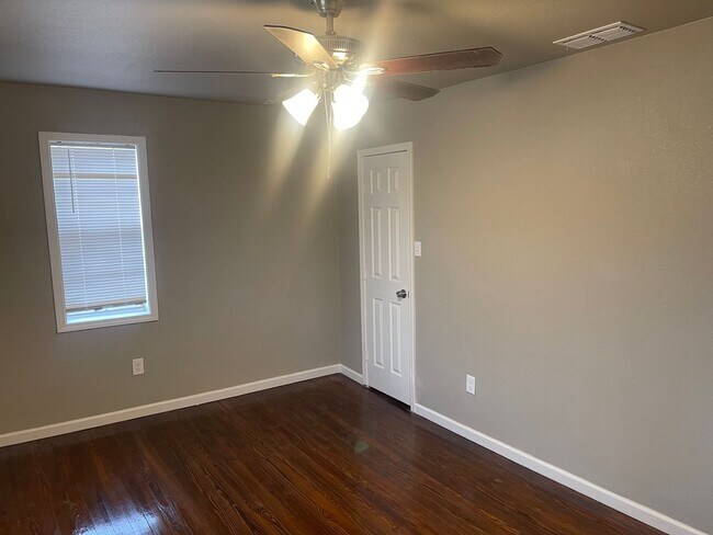 Building Photo - SLATON CHARMER! Totally Remodeled!! Availa...