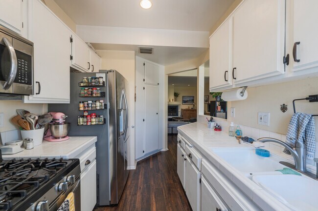 Building Photo - 7211 Cozycroft Ave