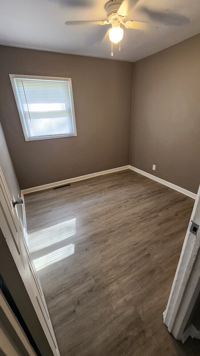 Building Photo - 864 E 35th Ct