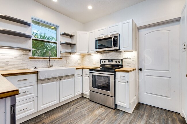 Building Photo - Charming 2 Bed, 2 Bath Home Near the World...