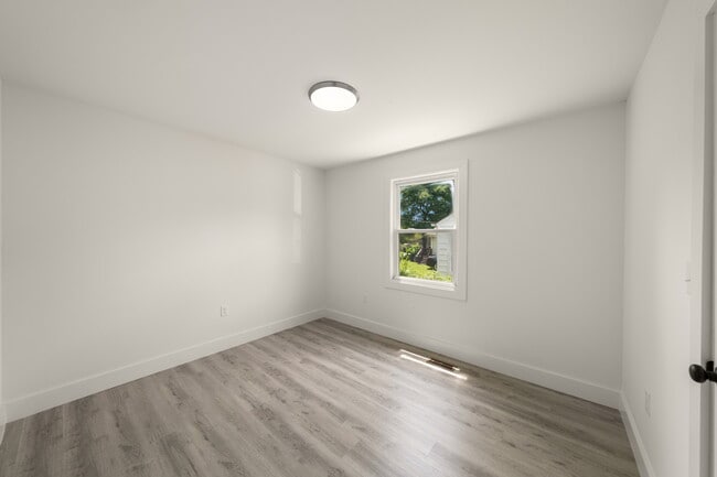 Building Photo - 2624 Woodbine Ave