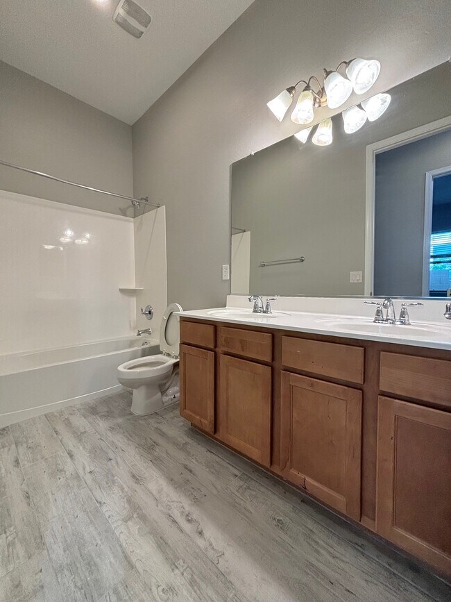 2nd Full bath with double sinks - 3497 E Loma Vista St