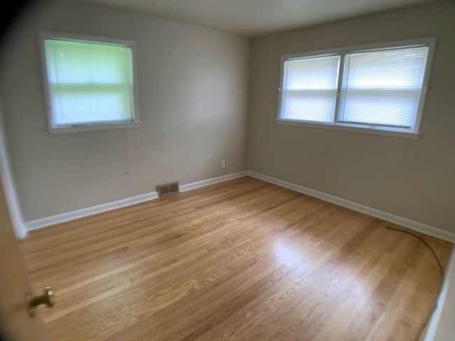 Building Photo - West Allis 3 bedroom 2 bath ranch