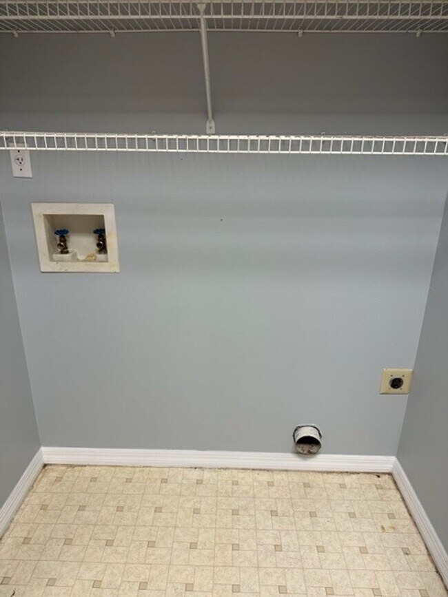 Building Photo - Coming soon ... 2 Bed 2 Bath 1/2 Duplex in St Cloud close to Lakefront!