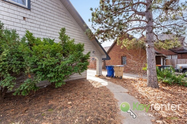 Building Photo - E Lewis St Duplex