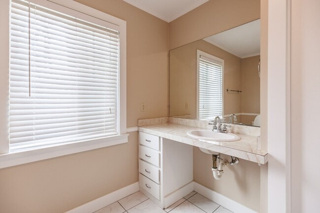 Building Photo - 208 Pinecrest Ln