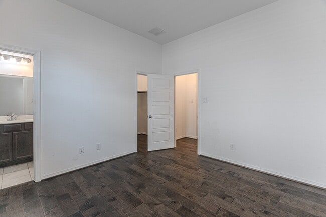 Building Photo - 3439 Cres Vista Dr