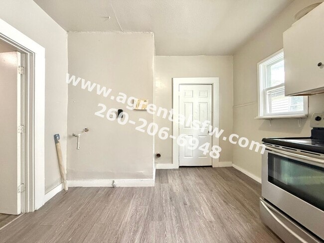 Building Photo - 2 bedroom house
