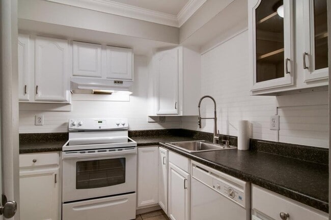 Building Photo - Awesome 1.5-bath condo in Bellevue featuring a private patio overlooking expansive green space.