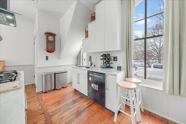 Building Photo - Historic, Character-Rich House - 3 Bed, 3 Bath (2 Full, 2 Half)