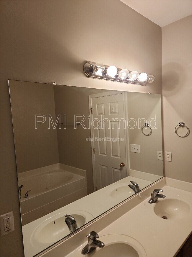 Building Photo - 1252 Providence Knoll Dr