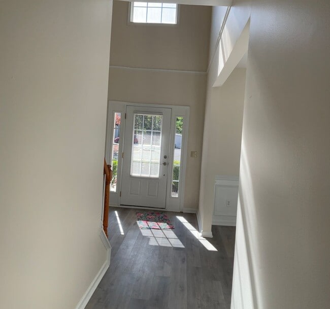 Building Photo - Quiet Neighborhood- Large family living!