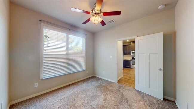 Building Photo - 914 Fairview Ave