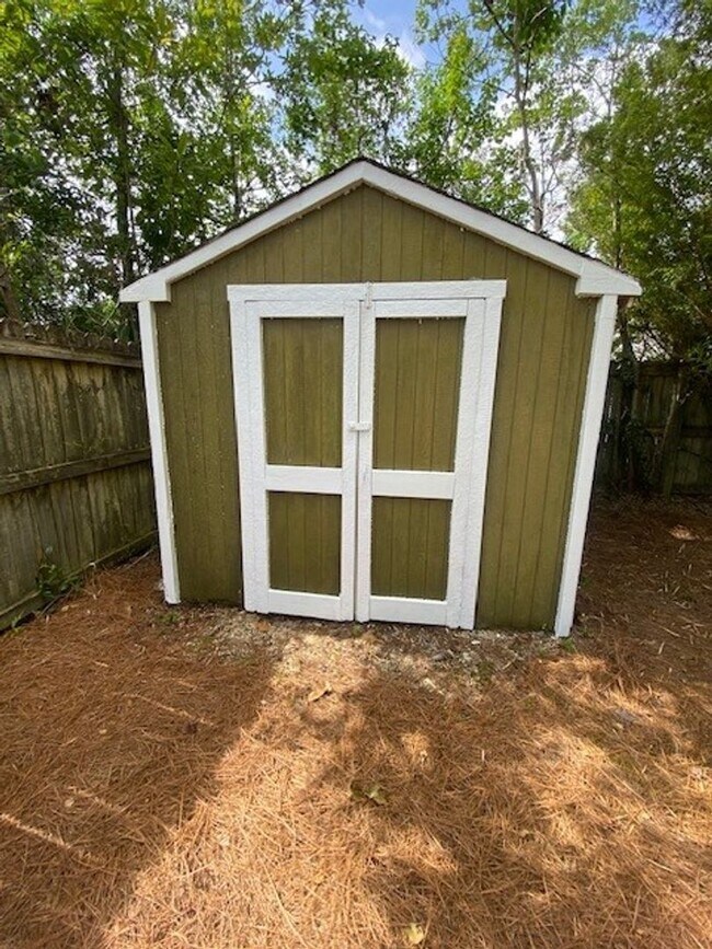 Building Photo - Welcome to this charming 3-bedroom, 2-bathroom home located in the vibrant city of Wilmington, NC.