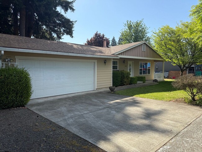 Primary Photo - Beautiful 3 Bedroom Ranch Style House with...