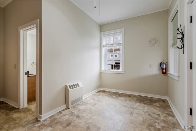 Building Photo - 25 College St