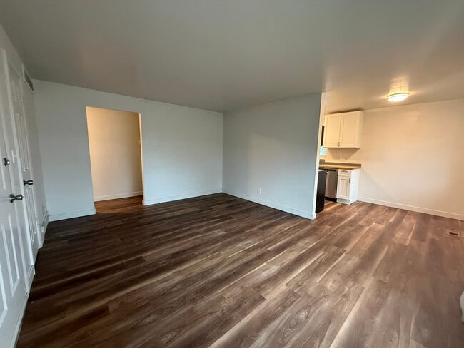 Building Photo - 545 Stringham Ave