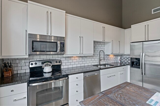 Building Photo - Fully Furnished 2 Bed / 2 Bath Modern Apar...