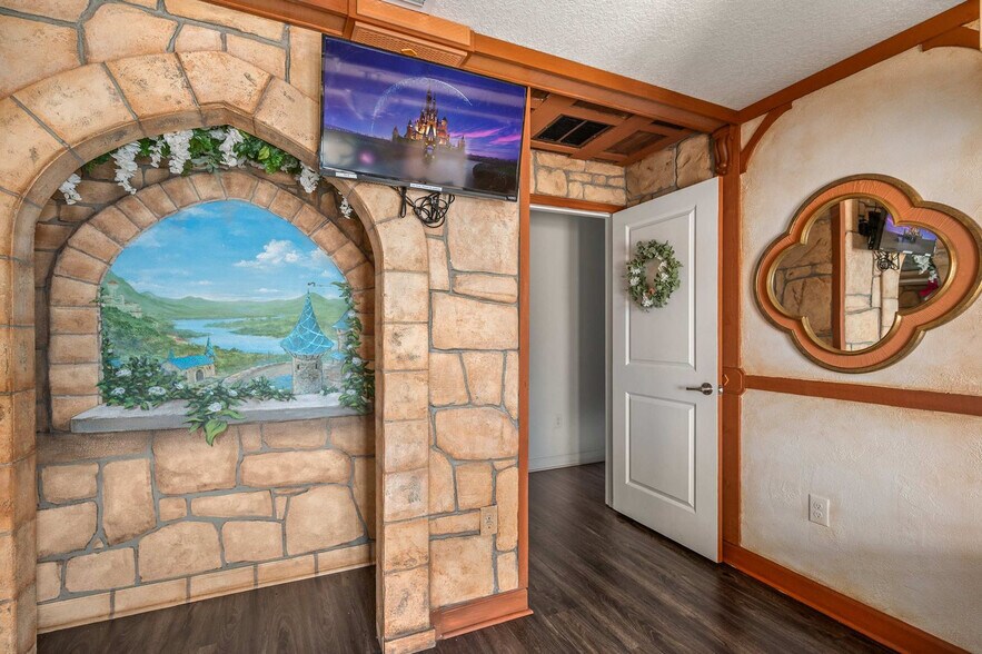 Building Photo - 8988 Stinger Dr