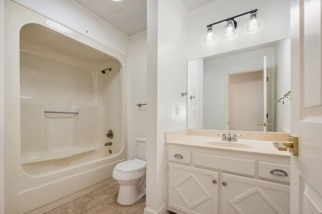 Building Photo - Charming 2-Bedroom Home with Sunroom in th...