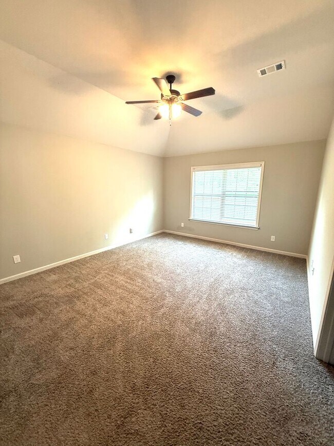 Building Photo - ** 3 Bed 2 Bath located in StoneyBrooke Pl...