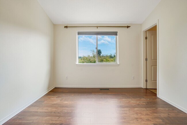 Building Photo - Beautiful 3 bed, 2 bath home in a quiet We...