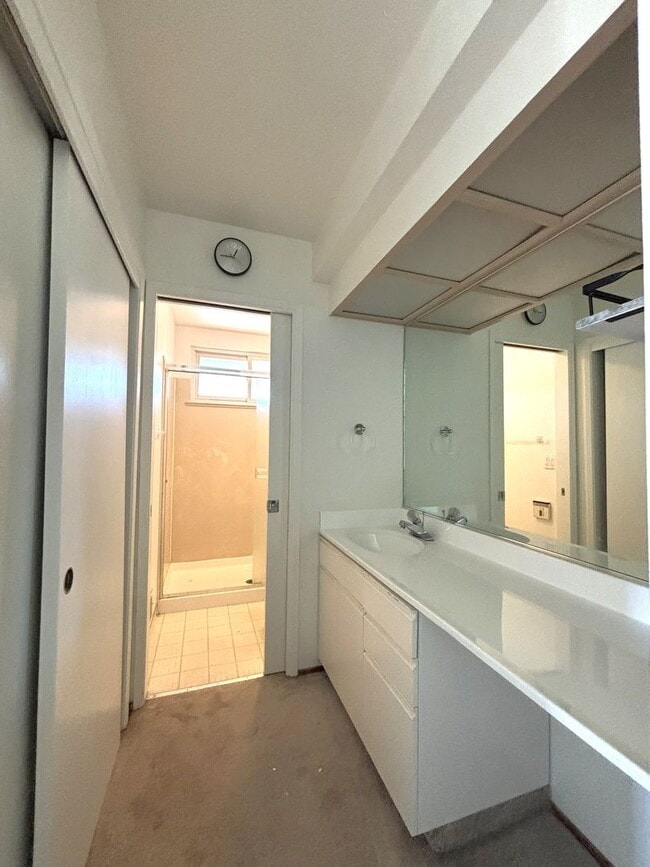 Building Photo - Hayward Hills Home is beautiful location, ...