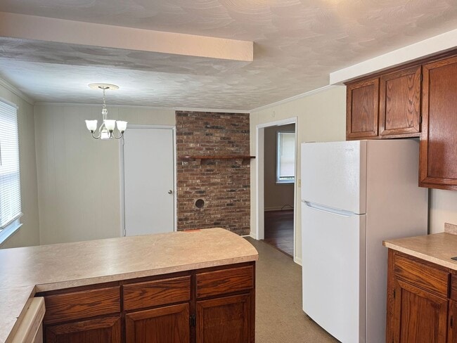 Building Photo - Lovely 3 Bdr/1 Ba Home, tucked away yet ST...