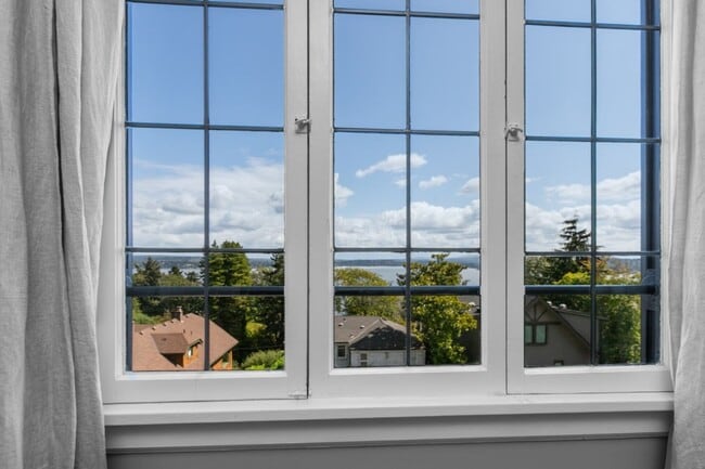 Building Photo - 4Bd/1.75Ba Seattle House