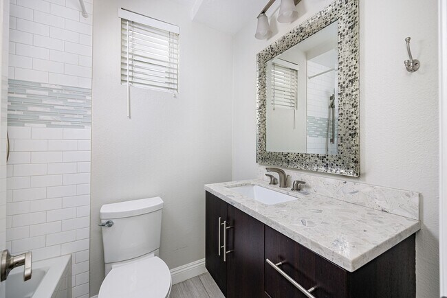 Building Photo - Upgraded Newport Beach Townhouse in Park Lido!