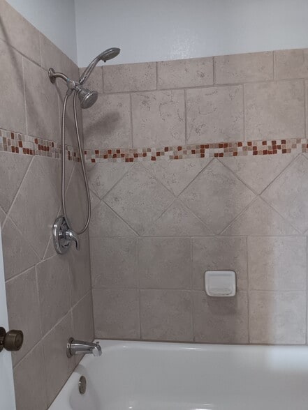 Bathroom 2 Tub/shower combo - 15421 Seamount Cay Ct