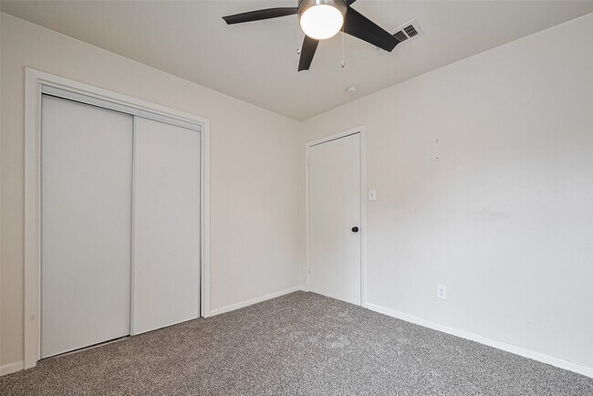 Building Photo - 13731 Greenway Dr