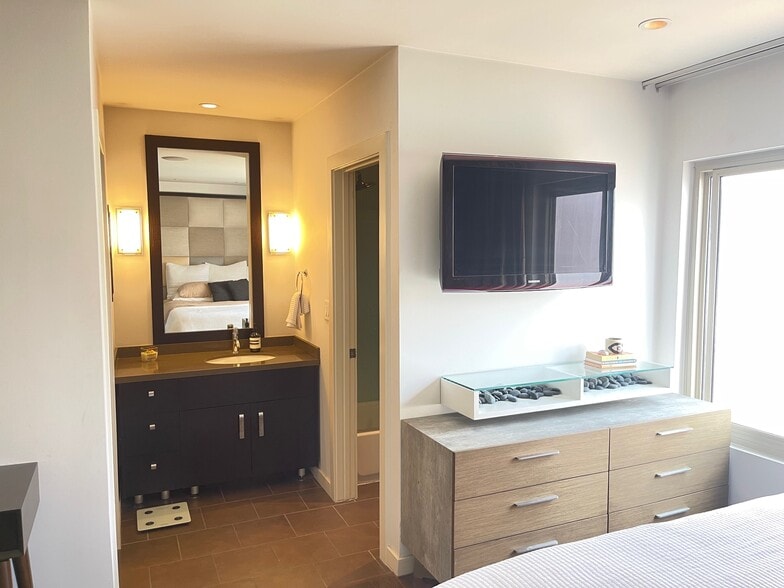 Building Photo - 141 S Clark Dr