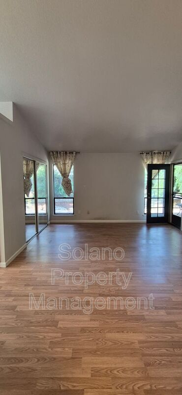 Building Photo - 642 Silvertop Way