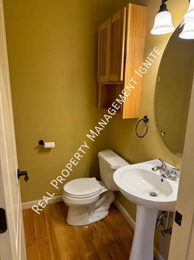 Building Photo - Immaculate Westside Home in the Pine Trees