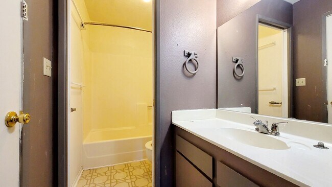 Building Photo - 5245 Child Ct