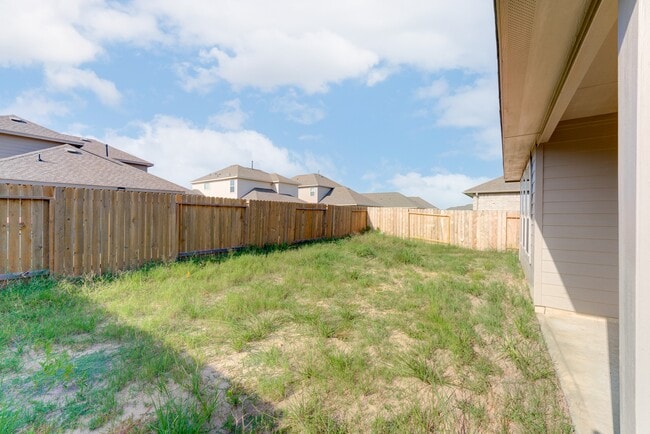 Building Photo - 1225 Red Hills Dr