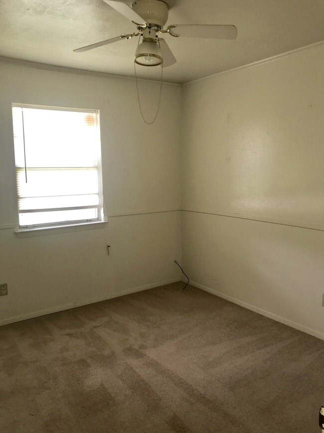 Building Photo - 3 Bedroom 2 Bath