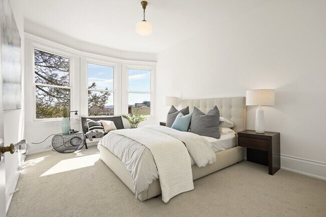 Building Photo - Gorgeous 4BR/2.5BA Nob Hill Home with Shar...