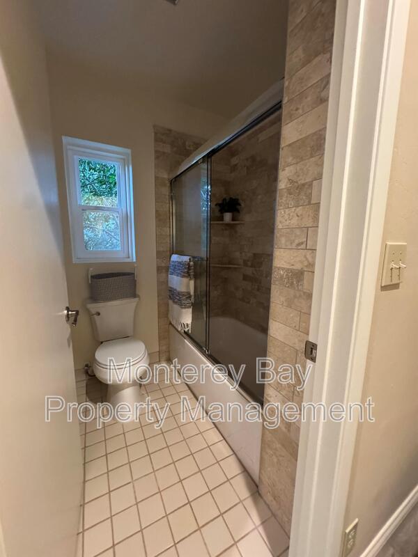 Building Photo - 31 Del Mesa Carmel