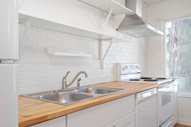 Building Photo - $500 off! Updated, upstairs 2-bdrm/1-bath triplex apt—On-site w/d, off-street parking, near downt...