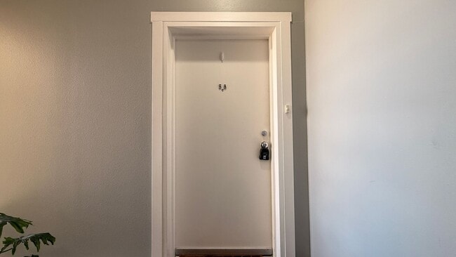 Building Photo - 2 bed 2 bath Available in Downtown SJ!