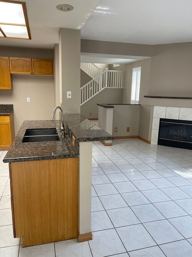 Building Photo - Spacious 4 Bedroom Townhouse Style Condo i...