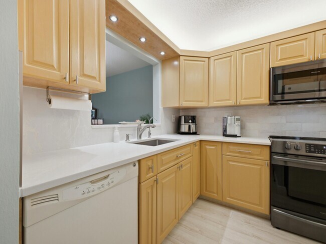 Building Photo - 5800 Princess Palm Ct
