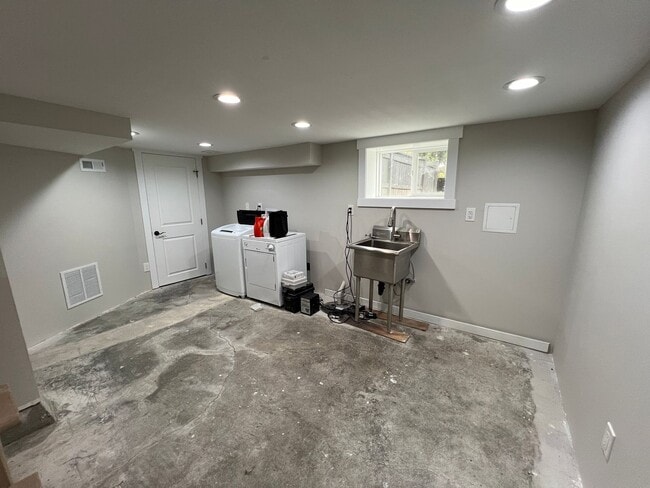 Building Photo - Gorgeous Craftsman available Now