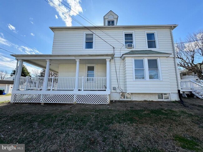 Building Photo - 1121 Rosedale Ave