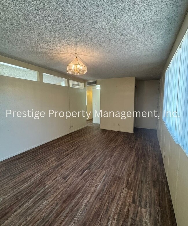 Building Photo - Charming, Centrally Located Brick House!