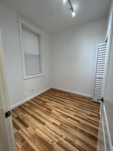 Building Photo - 1037 W Polk St