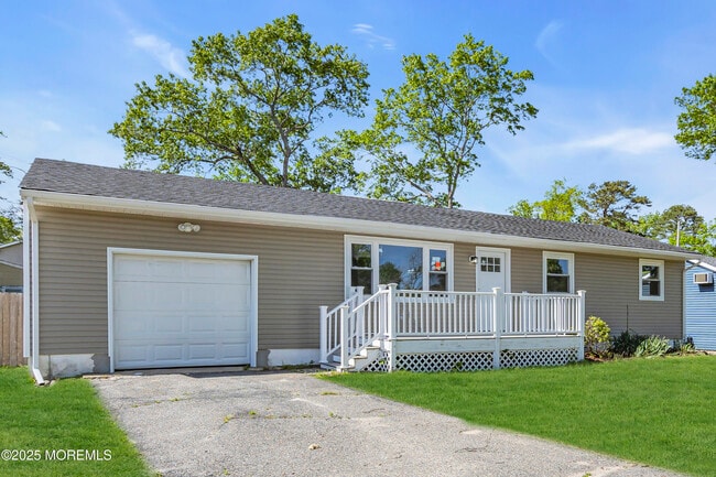 Building Photo - 1624 Joffre Rd
