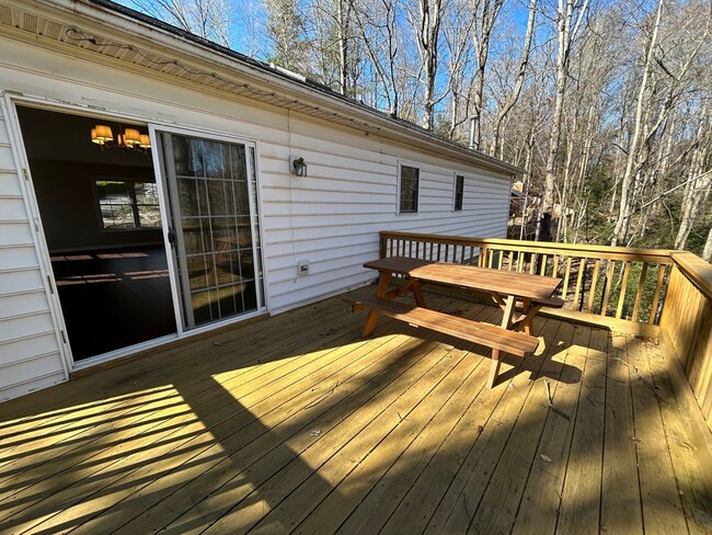 Building Photo - South AVL - Three Bedroom home with Wooded...
